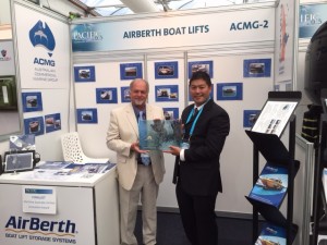 Jurgen Konig and Alex Chan from AirBerth Marketing displaying the award (2)